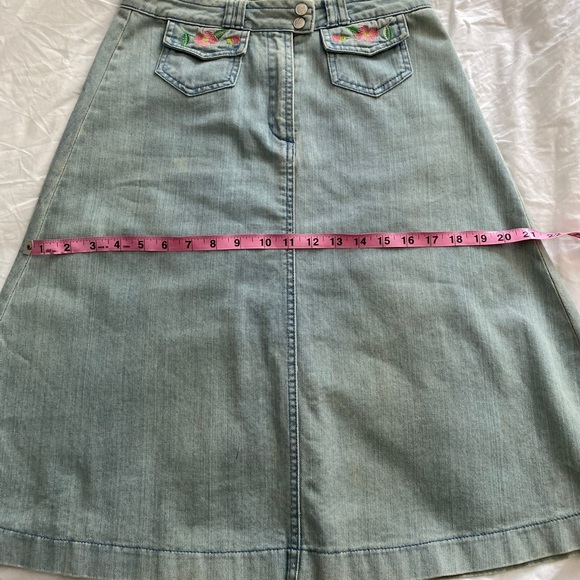 Topshop Jean skirt with front floral embroidered pockets with snaps. Size 6 - Picture 13 of 16